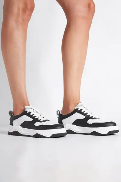 Zapatillas Casas Blancas Y Negras — imagen 5