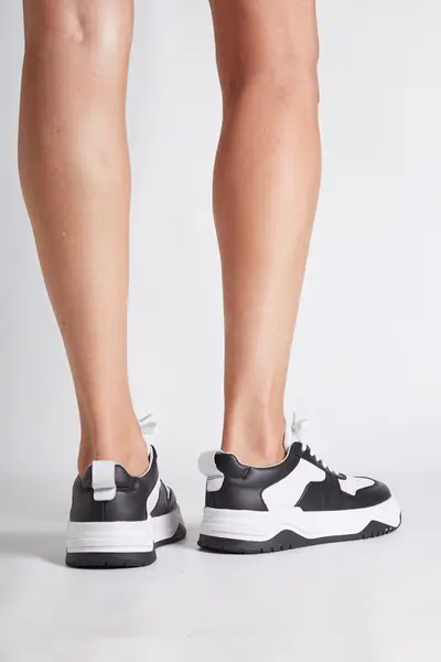 Zapatillas Casas Blancas Y Negras — imagen 3