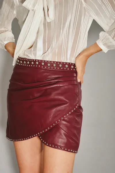 Falda Orient Studs Cuero — imagen 4